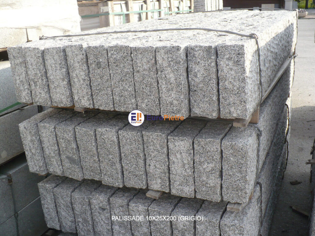 Palizzate in granito grigio per arredo urbano Cuneo