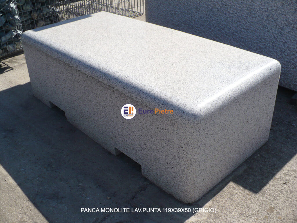 Panca monolite in pietra grigia levigata, arredo urbano Cuneo.