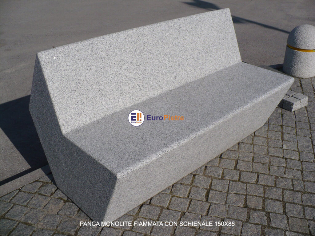 Panca monolite fiammata con schienale in ambiente urbano, pavimentazioni esterni Cuneo.