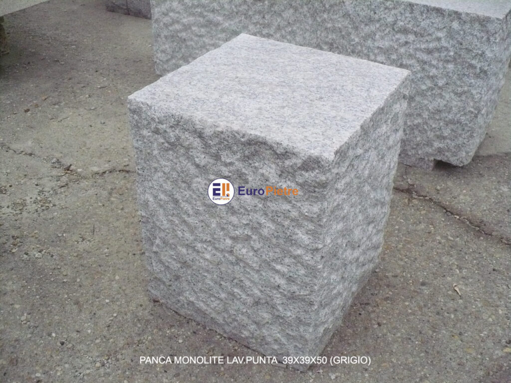 Panca monolite grigia in pietra naturale lavorata a punta, materiale lapideo Cuneo.