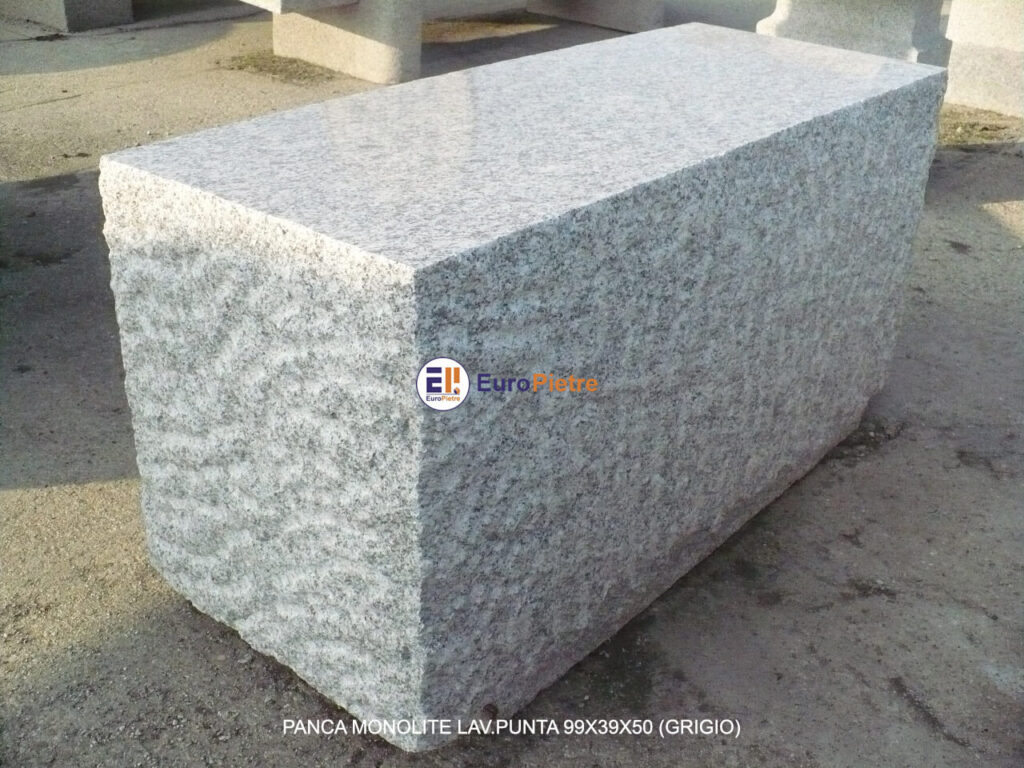 Panca monolite in granito grigio lavorata a punta, forniture edili in pietra.