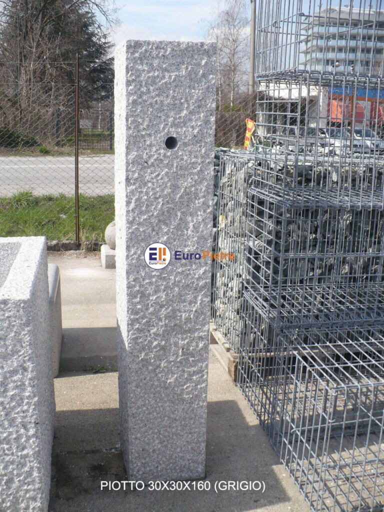 Pilastri in granito grigio bocciardato per arredo urbano Cuneo.