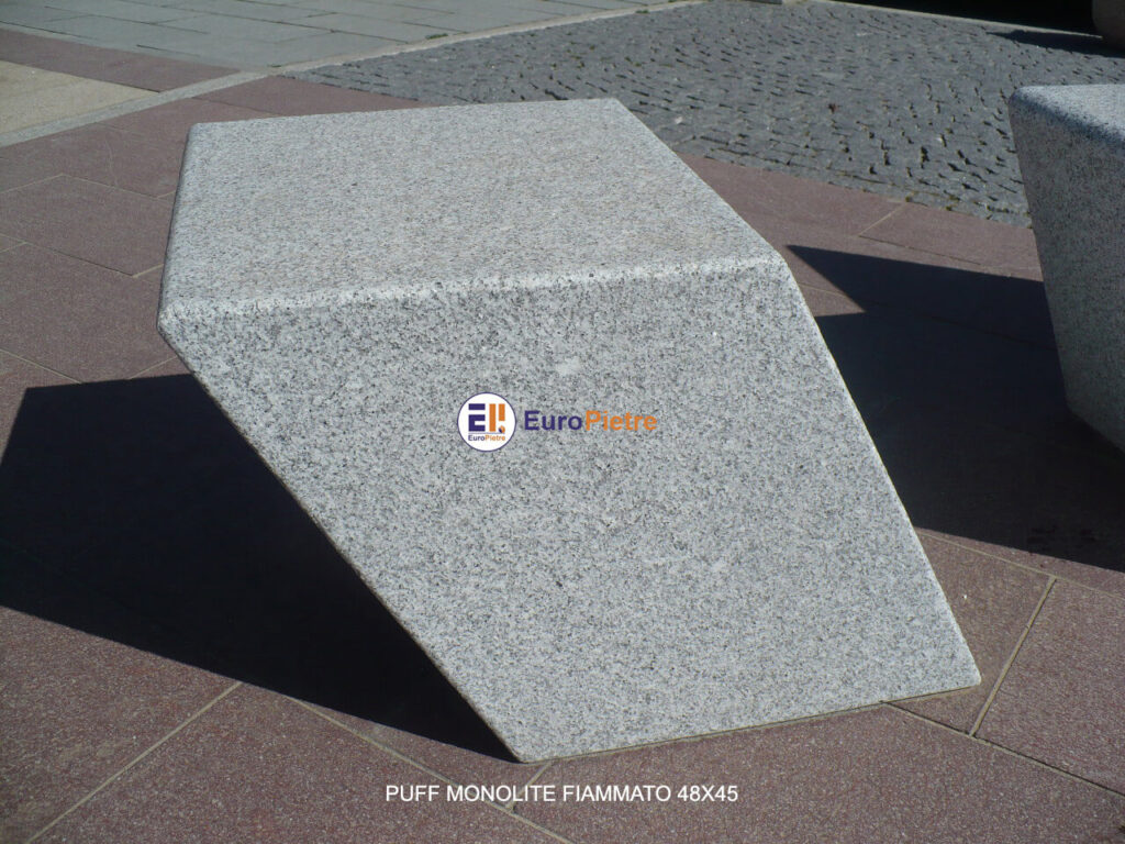 Panca monolite in granito fiammato per arredo urbano Cuneo.