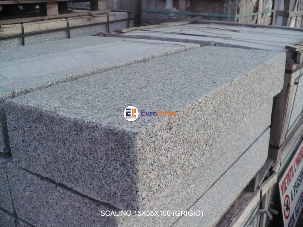 Scalini in granito grigio per esterni, materiali lapidei Cuneo.