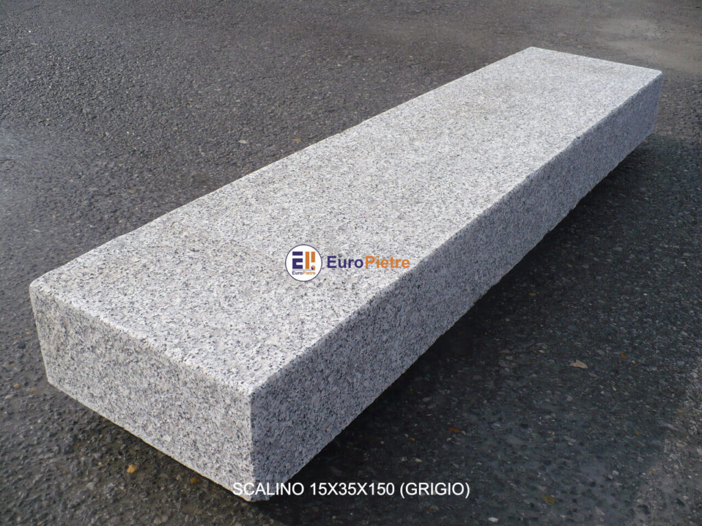 Scalino in pietra naturale grigia, dimensione 15x35x150, materiali lapidei Cuneo.