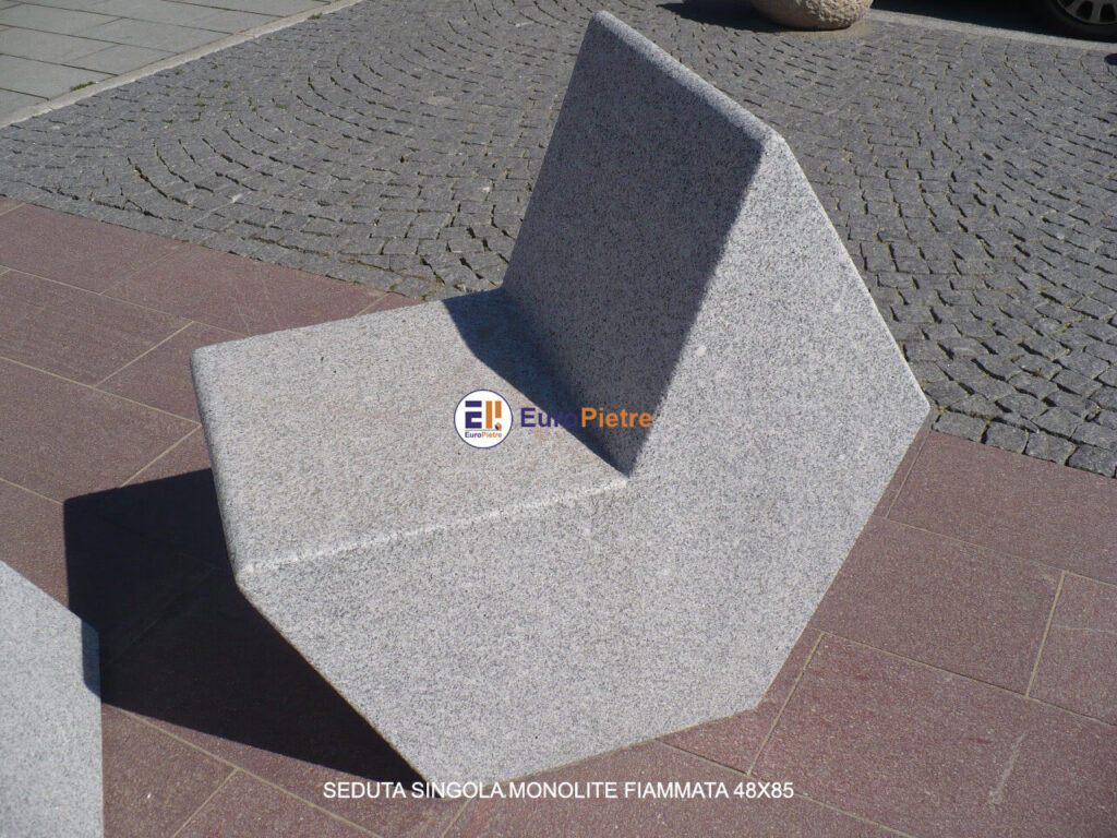 Seduta monolite in pietra naturale fiammata per arredo urbano Cuneo.
