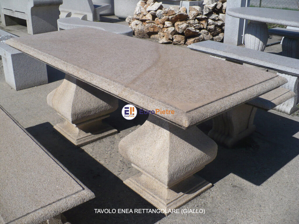 Tavolo rettangolare in pietra naturale gialla, arredo urbano per esterni Cuneo.