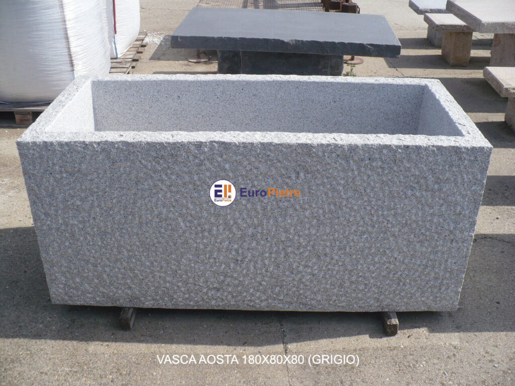 Vasca in granito grigio bocciardato, dimensioni 180x80x80 cm, materiali lapidei Cuneo.