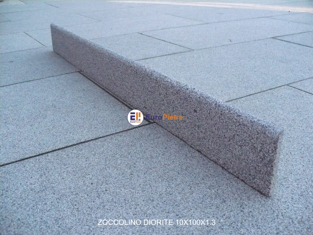 Zoccolino in diorite fiammata per pavimentazioni esterne, Europietre Cuneo.