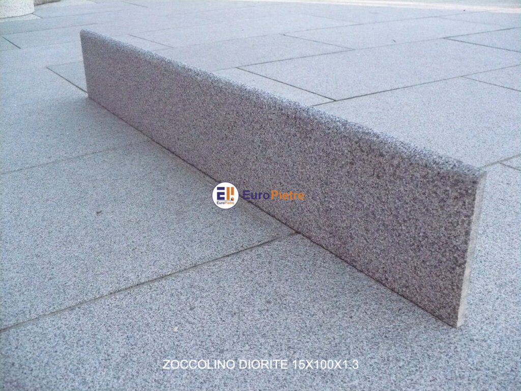 Zoccolino in diorite levigata, ideale per pavimentazioni esterne. Materiali lapidei Cuneo.