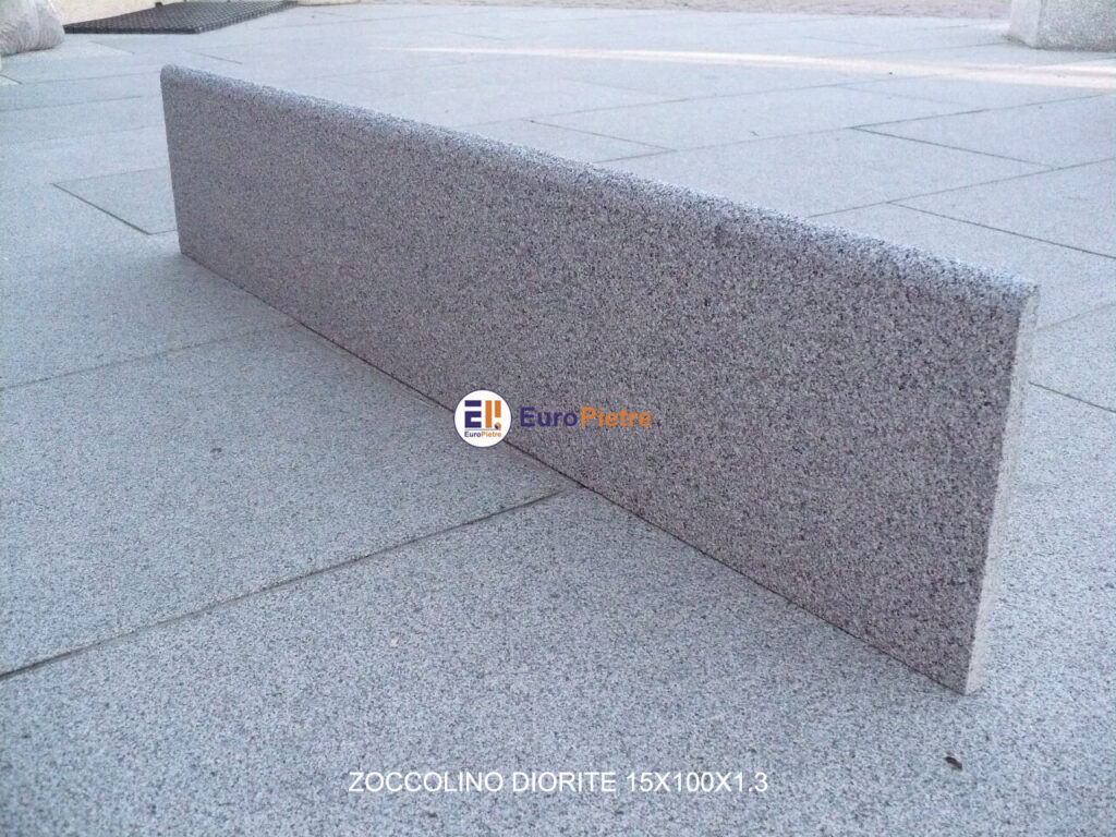 Zoccolino in diorite per pavimentazioni esterne, materiali lapidei Cuneo.