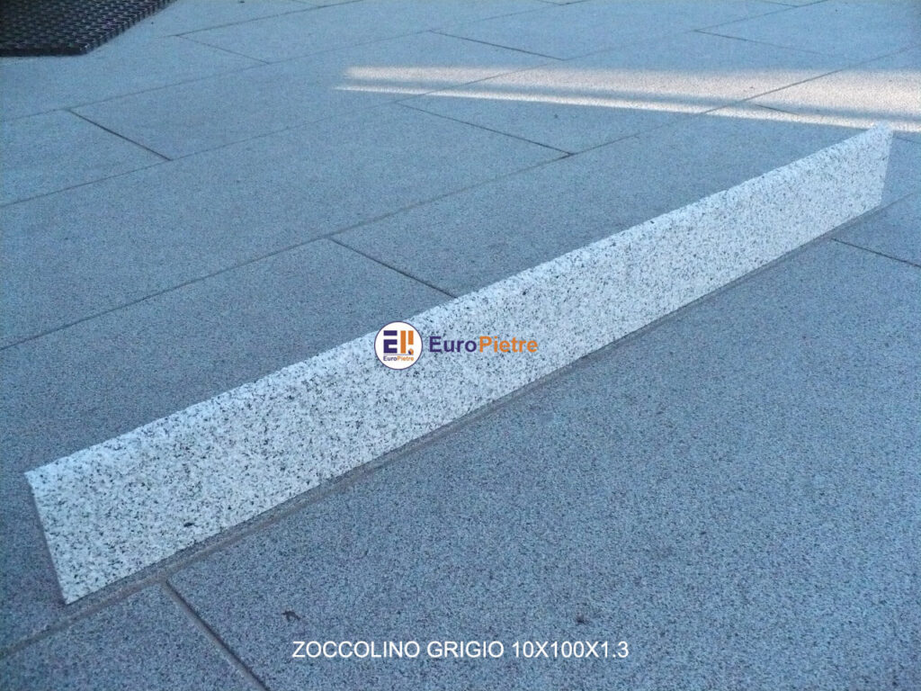 Zoccolino in granito grigio per pavimentazioni esterne, materiali lapidei Cuneo.