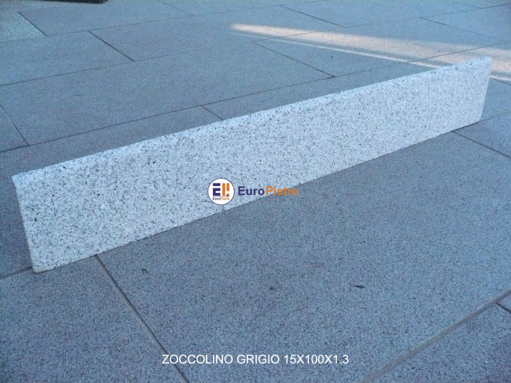 Zoccolino grigio in pietra naturale per pavimentazioni esterne Cuneo