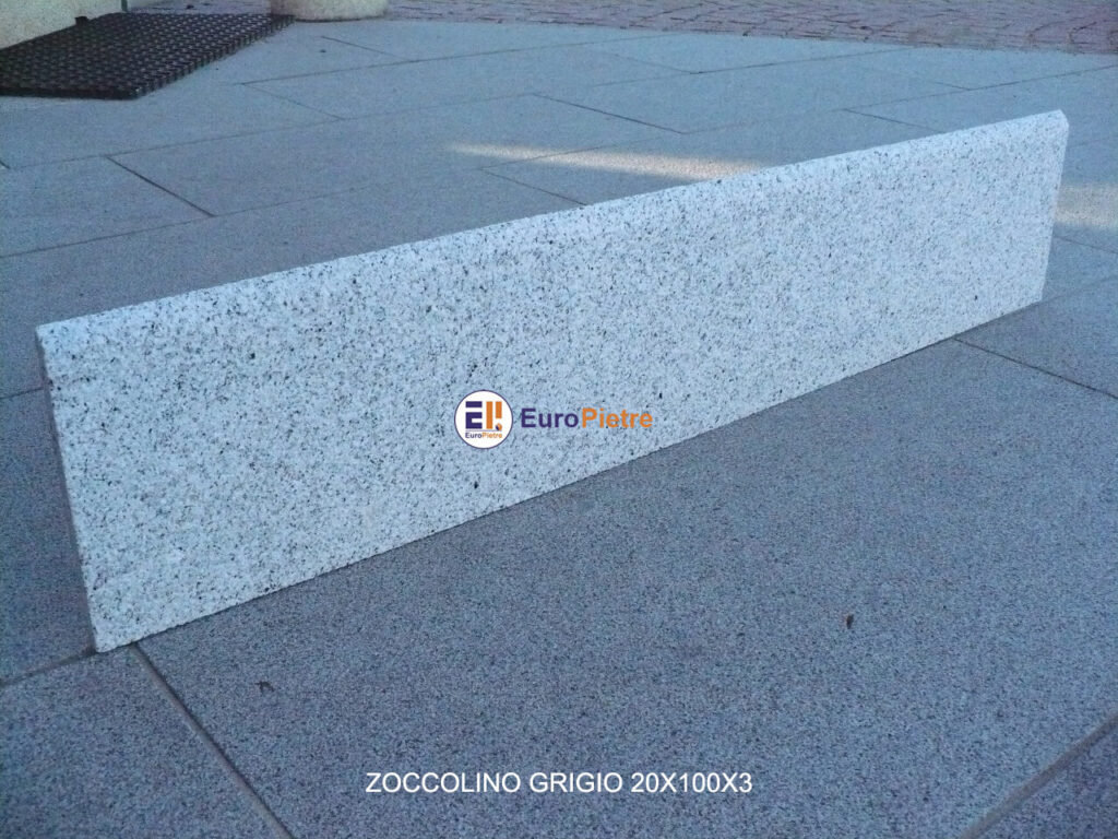 Zoccolino grigio granito 20x100x3 per pavimentazioni esterne Cuneo.