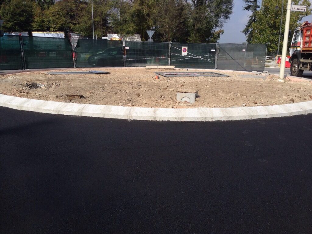 Rotonda in costruzione con cordoli in pietra per pavimentazioni urbane a Cuneo