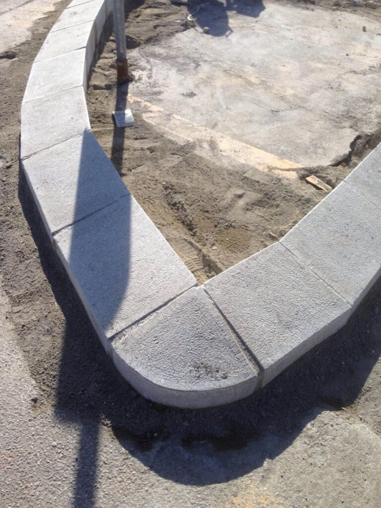 Cordoli in pietra naturale per marciapiedi, lavorazione bocciardata, materiali lapidei Cuneo.