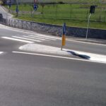 Isolotto stradale in pietra per sicurezza viaria in provincia Cuneo.