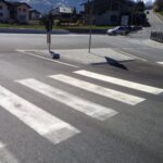 Rotonda stradale con cordoli in granito lavorato per viabilità urbana a Cuneo.