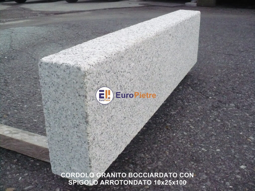 Cordolo in granito bocciardato con spigolo arrotondato 10x25x100 per marciapiedi