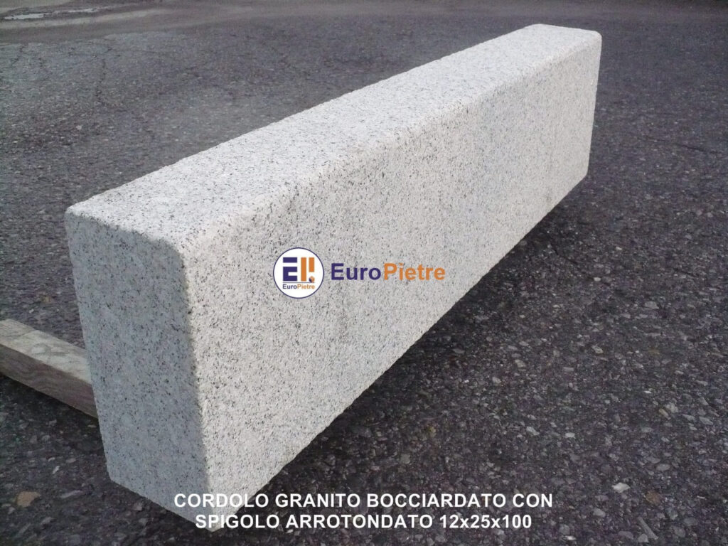Cordolo in granito bocciardato con spigolo arrotondato 12x25x100 per marciapiedi