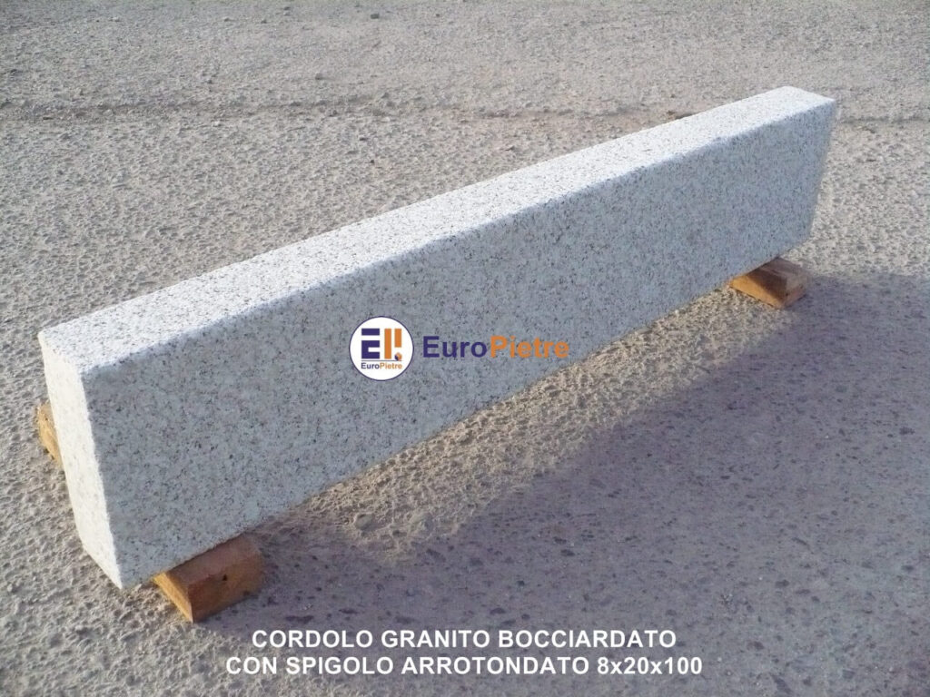 Cordolo in granito bocciardato per marciapiedi, materiali lapidei Cuneo.