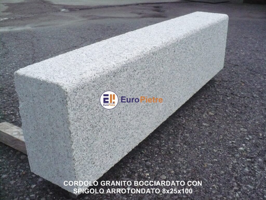Cordolo in granito bocciardato, spigolo arrotondato 8x25x100 cm per marciapiedi.