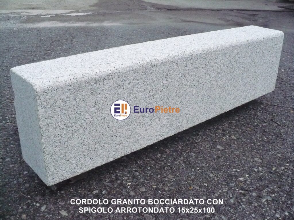 Cordolo in granito bocciardato con spigolo arrotondato per marciapiedi Cuneo