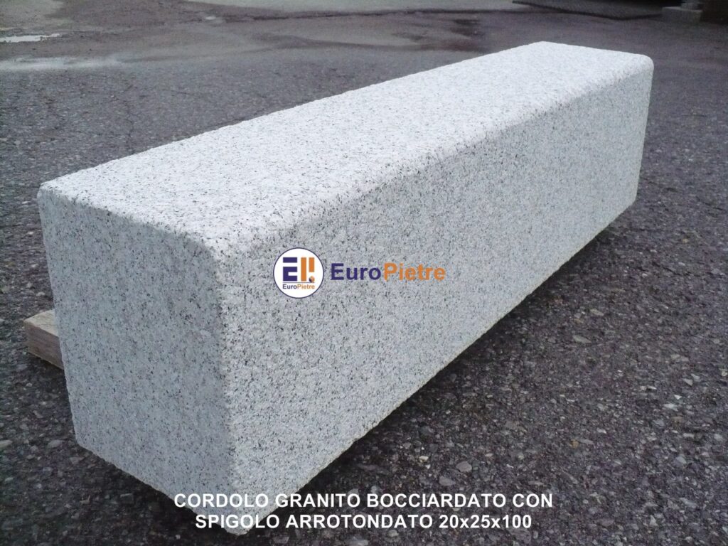 Cordolo in granito bocciardato con spigolo arrotondato per pavimentazioni esterne Cuneo