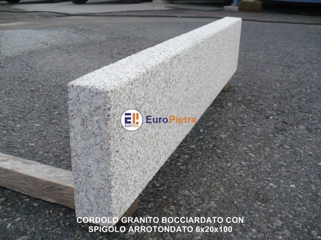 Cordolo in granito bocciardato con spigolo arrotondato per arredo urbano, forniture edili Cuneo.